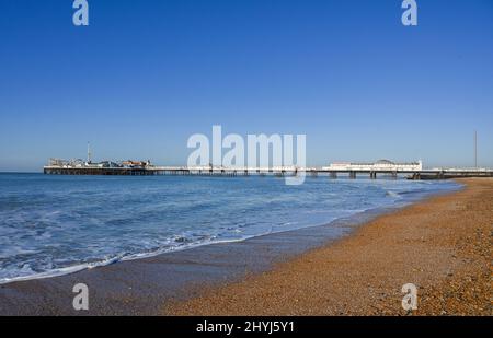 Brighton UK 7th Marzo 2022 - Una bella mattinata di sole a Brighton con le previsioni del tempo caldo per diffondersi in tutta la Gran Bretagna nei prossimi giorni : Credit Simon Dack / Alamy Live News Foto Stock