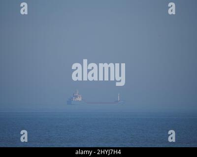 Sheerness, Kent, Regno Unito. 15th Mar 2022. UK Meteo: Una mattinata soleggiata e calda a Sheerness, Kent. Credit: James Bell/Alamy Live News Foto Stock