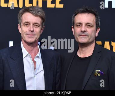 Harry Gregson-Williams e Rupert Gregson-Williams alla prima "catch-22" degli Stati Uniti di Hulu tenuta al TCL Chinese Theatre Foto Stock