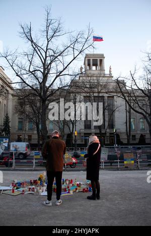 Striscioni, candele e offerte di pace in protesta contro l'invasione russa dell'Ambasciata Ucraina di Russia a Berlino Unter den Linden Germania Foto Stock