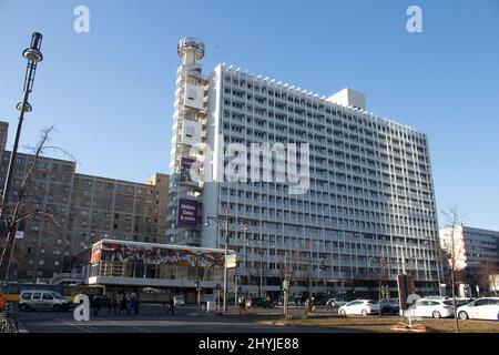 Pressehaus am Alexanderplatz e gli edifici lungo Karl Liebknecht Strasse lungo Alexanderplatz, Berlino Germania Foto Stock