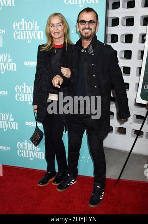 Barbara Bach e Ringo Starr partecipano alla prima di Echo in the Canyon di Los Angeles Foto Stock