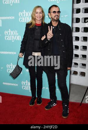 Barbara Bach e Ringo Starr partecipano alla prima di Echo in the Canyon di Los Angeles Foto Stock