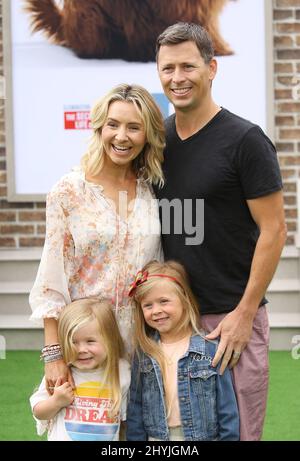 Beverley Mitchell, Michael Cameron, Hutton Cameron e Kenzie Cameron alla prima di Los Angeles 'The Secret Life of Pets 2' che si tiene al Regency Village Theatre Foto Stock