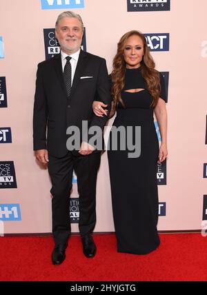 Mike Rinder e Leah Remini ai Critics' Choice Real TV Awards che si tengono al Beverly Hilton Hotel Foto Stock