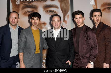 Phil McIntyre, Joe Jonas, John Taylor, Nick Jonas e Kevin Jonas alla prima mondiale Amazon prime dei Jonas Brothers 'Chasing Happiness' tenuto al Regency Bruin Theatre Foto Stock