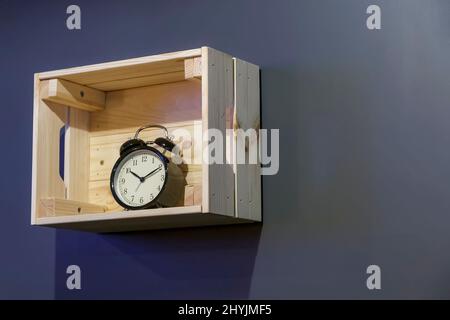 Decorazione vintage parete. Cassa con orologio vintage Foto Stock
