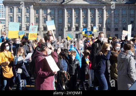Una manifestazione contro la guerra che protestava contro l'invasione russa dell'Ucraina, Berlino Germania Foto Stock