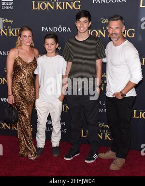 Leann Rimes, Jake Austin Cibrian, Mason Edward Cibrian ed Eddie Cibrian alla prima mondiale "The Lion King" tenutasi al Dolby Theatre il 9 luglio 2019 a Hollywood, California. Foto Stock