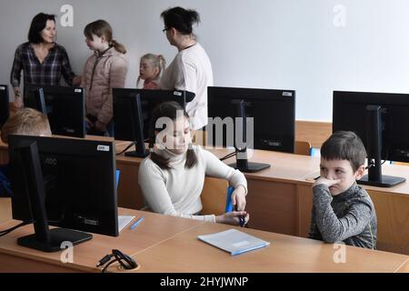 Ostrava, Repubblica Ceca. 15th Mar 2022. Bambini provenienti dall'Ucraina dilaniata dalla guerra in una delle classi della scuola elementare Nadrazni di Ostrava, Repubblica Ceca, il 15 marzo 2022. Sul lato sinistro si trova il coordinatore Oksana Bilik. Credit: Jaroslav Ozana/CTK Photo/Alamy Live News Foto Stock