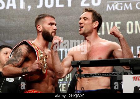 Caleb Plant, Mike Lee sul palco durante il pesato per il Manny Pacquiao vs Keith Thurman WBA World Welterweight Championship Fight alla MGM Grand Garden Arena il 19 luglio 2019 a Las Vegas, NV. Foto Stock