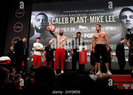 Caleb Plant, Mike Lee sul palco durante il pesato per il Manny Pacquiao vs Keith Thurman WBA World Welterweight Championship Fight alla MGM Grand Garden Arena il 19 luglio 2019 a Las Vegas, NV. Foto Stock