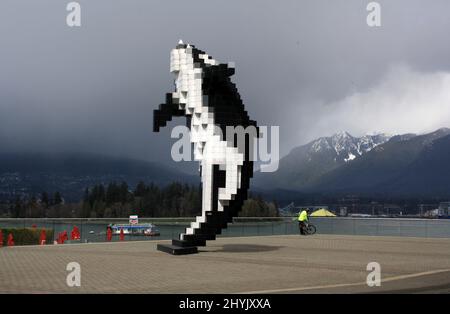 Scultura digitale in orca con Stanley Park e montagne sullo sfondo a Vancouver, Canada Foto Stock