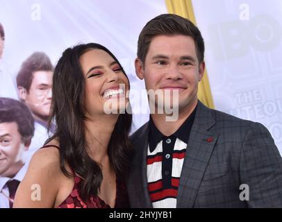 Chloe Bridges e Adam Devine arrivano alla "Righteous Gemstones" Los Angeles Premiere al Paramount Studios Foto Stock