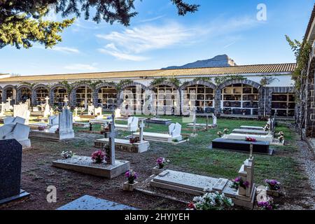 Dettaglio sul cimitero cristiano con tombe e croci in marmo a Jaca, Spagna. Cementerio Municipal de Jaca Foto Stock