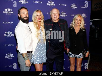 Noah Hester, Lacey Hester, Terry Bradshaw, Tammy Bradshaw al debutto notturno di apertura del Terry Bradshaw Show tenuto al Luxor Hotel and Casino Foto Stock