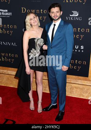 Laura Carmichael & Michael Fox frequentando il Downton Abbey Premiere tenuto ad Alice Tully Hall a New York Foto Stock