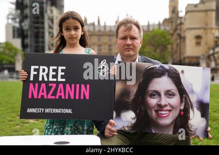 Foto del file datata 23/09/21 PF Richard Ratcliffe e sua figlia Gabriella che tenevano i cartelli in Parliament Square, Londra, per celebrare i 00th giorni di detenzione di Nazanin Zaghari-Ratcliffe in Iran. Il cittadino britannico-iraniano Nazanin Zaghari-Ratcliffe ha fatto restituire il passaporto britannico, ha detto il suo MP Tulip Siddiq, aggiungendo che capisce che a Teheran c'è una squadra di negoziazione britannica dove viene arrestata. Data di emissione: Giovedì 23 settembre 2021. Foto Stock