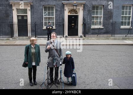 File fotod ha fatto 23/01/20 di Gabriella Zaghari-Ratcliffe in piedi accanto a suo padre Richard Ratcliffe, il marito di Nazanin Zaghari-Ratcliffe e sua madre Barbara, come si rivolgono ai media a Downing Street, Londra, a seguito di un incontro con il primo ministro Boris Johnson. Il cittadino britannico-iraniano Nazanin Zaghari-Ratcliffe ha fatto restituire il passaporto britannico, ha detto il suo MP Tulip Siddiq, aggiungendo che capisce che a Teheran c'è una squadra di negoziazione britannica dove viene arrestata. Data di emissione: Giovedì 23 gennaio 2020. Foto Stock