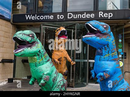 Dundee Rep, Dundee, Scozia, Regno Unito, 15 marzo 2022. Dundee Rep Young Company: Il gruppo teatrale segna la prima mondiale di ‘ottimismo’ con le persone in costumi dinosauri come parte dello spettacolo che si basa sulle esperienze personali dei membri che esplorano i temi politici attuali e il loro impatto sulla salute mentale dei giovani e offre un messaggio di speranza Foto Stock