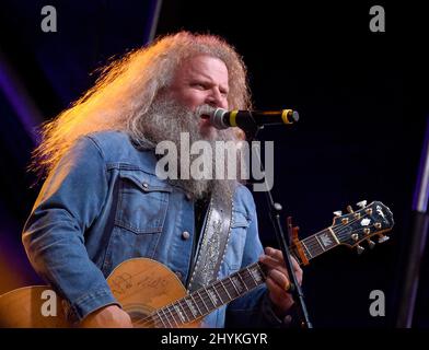 Jamey Johnson è sul palco al Tootsie's Orchid Lounge 59th Annual Birthday Bash, che si tiene a Broadway il 9 ottobre 2019 a Nashville. Foto Stock