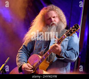 Jamey Johnson è sul palco al Tootsie's Orchid Lounge 59th Annual Birthday Bash, che si tiene a Broadway il 9 ottobre 2019 a Nashville. Foto Stock