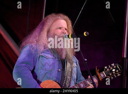 Jamey Johnson è sul palco al Tootsie's Orchid Lounge 59th Annual Birthday Bash, che si tiene a Broadway il 9 ottobre 2019 a Nashville. Foto Stock