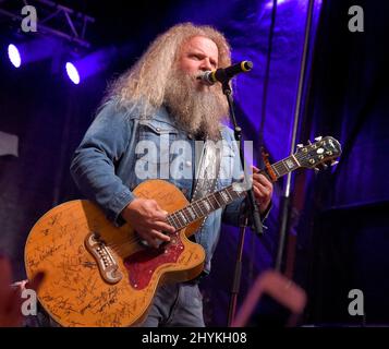 Jamey Johnson è sul palco al Tootsie's Orchid Lounge 59th Annual Birthday Bash, che si tiene a Broadway il 9 ottobre 2019 a Nashville. Foto Stock