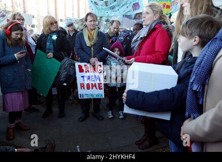 Foto di archivio datata 25/11/17 di Richard Ratcliffe (centro) ascoltando sua sorella Rebecca Ratcliffe (destra) mentre prendono parte ad una marcia al Centro Islamico Shia d'Inghilterra a Maida vale, a nord di Londra, per consegnare una lettera aperta 'altri' che chiede il rilascio di Nazanin Zaghari-Ratcliffe dalla prigione. Il cittadino britannico-iraniano Nazanin Zaghari-Ratcliffe ha fatto restituire il suo passaporto britannico, il suo MP Tulip Siddiq ha detto, aggiungendo che capisce che a Teheran c'è una squadra di negoziazione britannica dove è in carcere.Data di emissione: Martedì 15 marzo 2022. Foto Stock