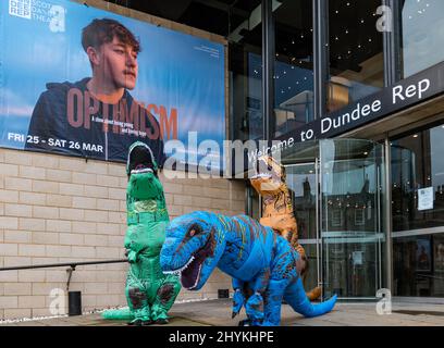 Dundee Rep, Dundee, Scozia, Regno Unito, 15 marzo 2022. Dundee Rep Young Company: Il gruppo teatrale segna la prima mondiale di ‘ottimismo’ con le persone in costumi dinosauri come parte dello spettacolo che si basa sulle esperienze personali dei membri che esplorano i temi politici attuali e il loro impatto sulla salute mentale dei giovani e offre un messaggio di speranza Foto Stock