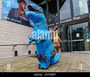 Dundee Rep, Dundee, Scozia, Regno Unito, 15 marzo 2022. Dundee Rep Young Company: Il gruppo teatrale segna la prima mondiale di ‘ottimismo’ con le persone in costumi dinosauri come parte dello spettacolo che si basa sulle esperienze personali dei membri che esplorano i temi politici attuali e il loro impatto sulla salute mentale dei giovani e offre un messaggio di speranza Foto Stock