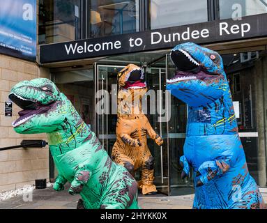 Dundee Rep, Dundee, Scozia, Regno Unito, 15 marzo 2022. Dundee Rep Young Company: Il gruppo teatrale segna la prima mondiale di ‘ottimismo’ con le persone in costumi dinosauri come parte dello spettacolo che si basa sulle esperienze personali dei membri che esplorano i temi politici attuali e il loro impatto sulla salute mentale dei giovani e offre un messaggio di speranza Foto Stock