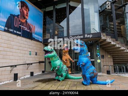 Dundee Rep, Dundee, Scozia, Regno Unito, 15 marzo 2022. Dundee Rep Young Company: Il gruppo teatrale segna la prima mondiale di ‘ottimismo’ con le persone in costumi dinosauri come parte dello spettacolo che si basa sulle esperienze personali dei membri che esplorano i temi politici attuali e il loro impatto sulla salute mentale dei giovani e offre un messaggio di speranza Foto Stock