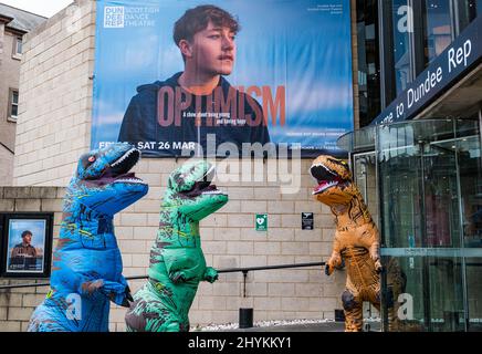 Dundee Rep, Dundee, Scozia, Regno Unito, 15 marzo 2022. Dundee Rep Young Company: Il gruppo teatrale segna la prima mondiale di ‘ottimismo’ con le persone in costumi dinosauri come parte dello spettacolo che si basa sulle esperienze personali dei membri che esplorano i temi politici attuali e il loro impatto sulla salute mentale dei giovani e offre un messaggio di speranza Foto Stock