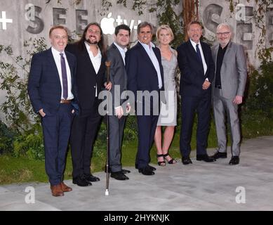 Jon Steinberg, Joe Strechay, Dan Shotz, Peter Chernin, Jenno Topping, Steven Knight e Francis Lawrence al 'See' World Premiere' di Apple TV+tenuto al Regency Village Theatre il 21 ottobre 2019 a Westwood, California. Foto Stock