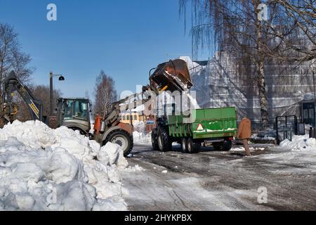 Operazione di rimozione della neve nella Fortezza di Lappeenranta, Finlandia Foto Stock