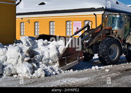 Operazione di rimozione della neve nella Fortezza di Lappeenranta, Finlandia Foto Stock