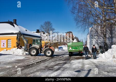 Operazione di rimozione della neve nella Fortezza di Lappeenranta, Finlandia Foto Stock