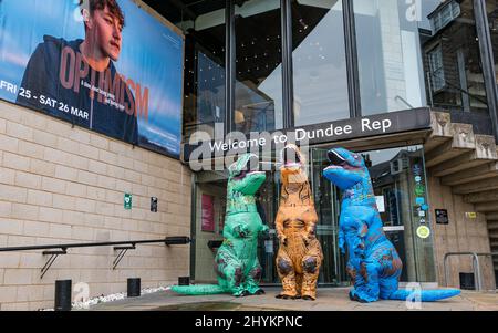 Dundee Rep, Dundee, Scozia, Regno Unito, 15 marzo 2022. Dundee Rep Young Company: Il gruppo teatrale segna la prima mondiale di ‘ottimismo’ con le persone in costumi dinosauri come parte dello spettacolo che si basa sulle esperienze personali dei membri che esplorano i temi politici attuali e il loro impatto sulla salute mentale dei giovani e offre un messaggio di speranza Foto Stock