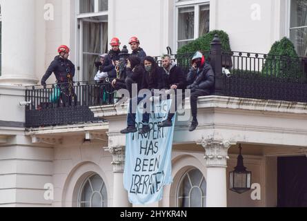 Londra, Regno Unito. 14th marzo 2022. La polizia entra nell'edificio per convincere i manifestanti a lasciare i locali. Gli attivisti occupavano una residenza in Piazza Belgrave di proprietà dell'oligarca russo Oleg Deripaska, per protestare contro l'attacco in corso della Russia all'Ucraina. Foto Stock