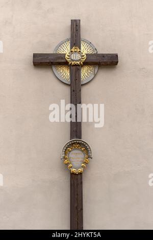 Croce di legno dal 1919 alla Chiesa dell'Assunzione della Vergine Maria, Neunkirchen am Sand, Medio Franconia, Baviera, Germania Foto Stock