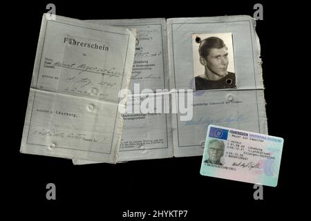 Vecchia patente di guida del 1963 e nuova patente di guida del 2022 in formato check card su sfondo nero, Baviera, Germania Foto Stock