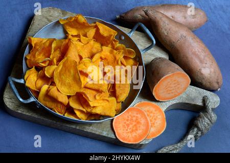 Patate dolci a fette (Ipomoea batatatatas) e crocchette dolci nella pelle Foto Stock