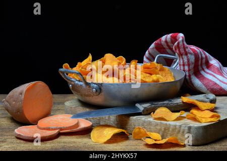 Patate dolci a fette (Ipomoea batatatatas) e crocchette dolci nella pelle Foto Stock