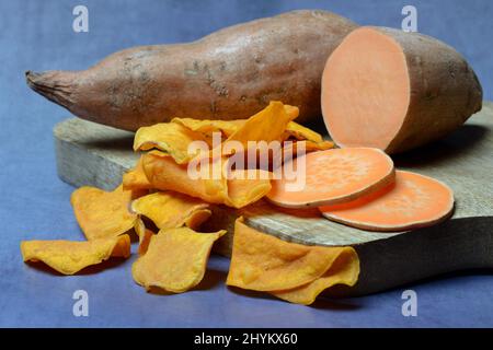 Patate dolci (Ipomoea batatatatas) e crocchette dolci su tavola di legno Foto Stock