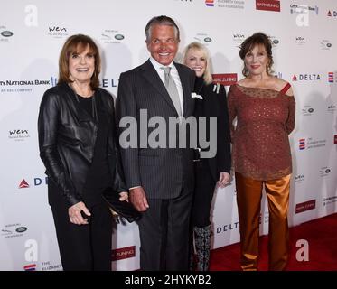 Linda Gray, George Hamilton, Kelly Day e Michele Lee hanno partecipato alla ricezione della Elizabeth Taylor AIDS Foundation tenutasi presso l'Atelier Mark Zunino a Beverly Hills, California Foto Stock