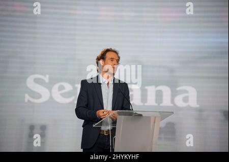 Il candidato presidenziale di centro destra Federico Gutierrez durante il primo dibattito dopo le elezioni preliminari a Bogotà, Colombia, il 14 marzo 2022. Foto Stock