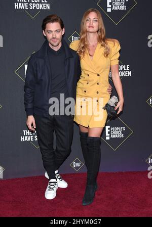 Tom Payne e Jennifer Akerman alla 2019 e! People's Choice Awards si è tenuto presso Barker Hanger il 10 novembre 2019 a Santa Monica, California. Foto Stock