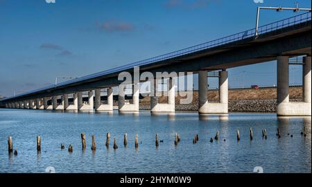 Il ponte di Ruegen sulla diga di Ruegen tra l'isola e Stralsund, Ruegen, Meclemburgo-Pomerania occidentale, Germania Foto Stock