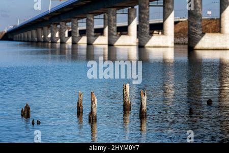 Il ponte di Ruegen sulla diga di Ruegen tra l'isola e Stralsund, Ruegen, Meclemburgo-Pomerania occidentale, Germania Foto Stock